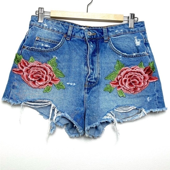 Zara Pants - Zara Trafaluc denimwear Rose Patch cutoff Jean shorts size 6